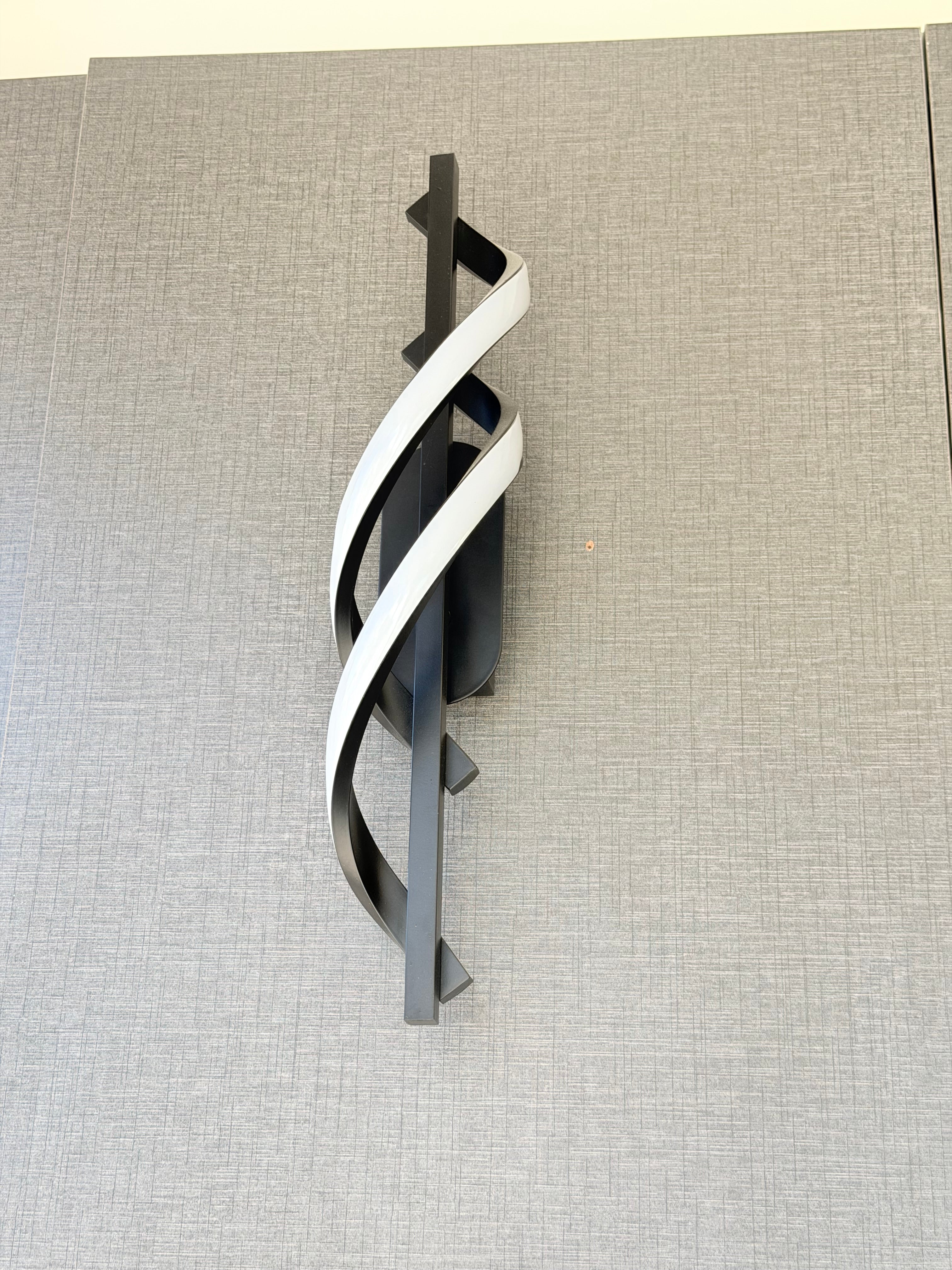 ثريا جدارية لون اسود