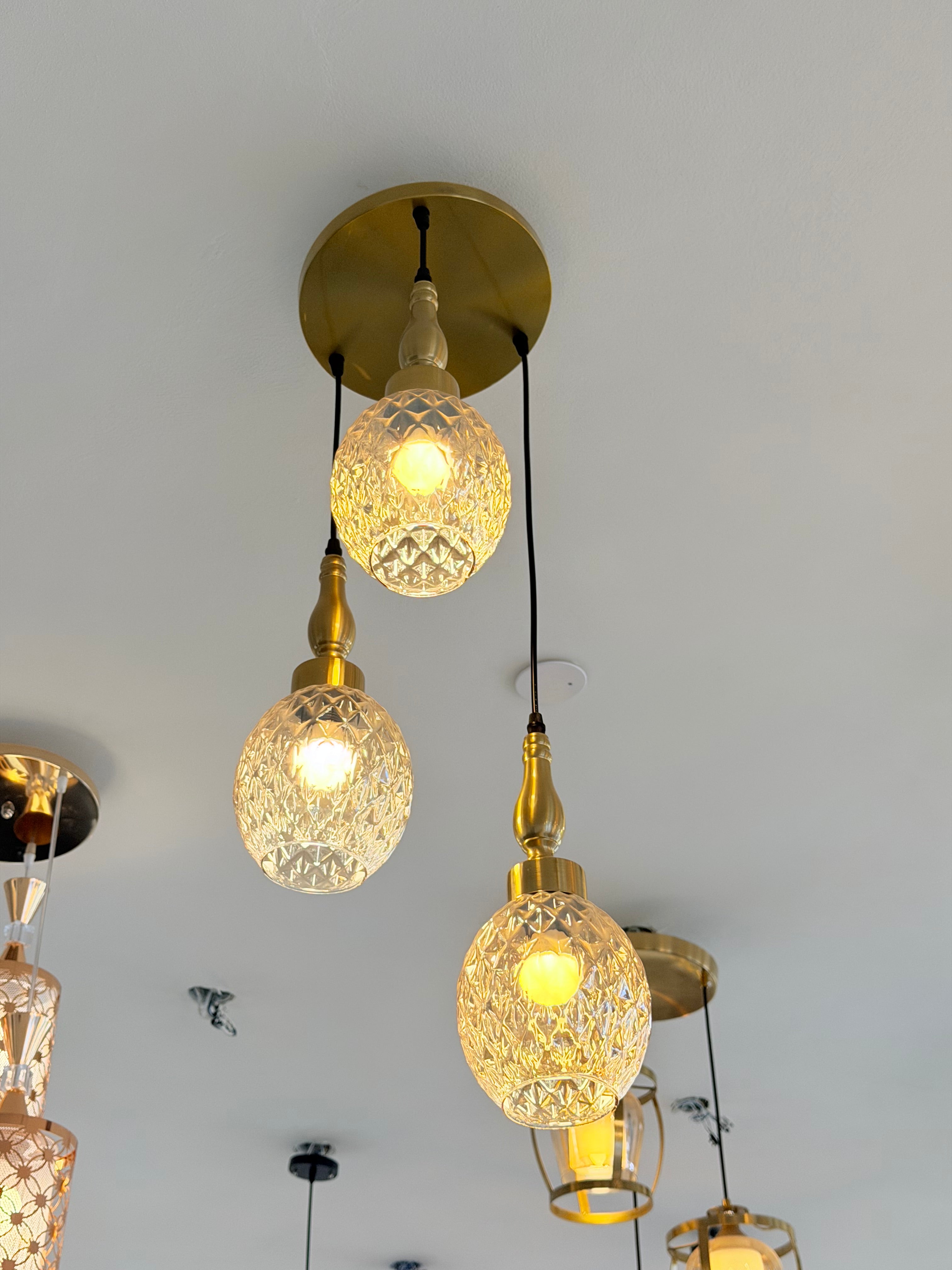 معلقة ثلاثية زجاجية