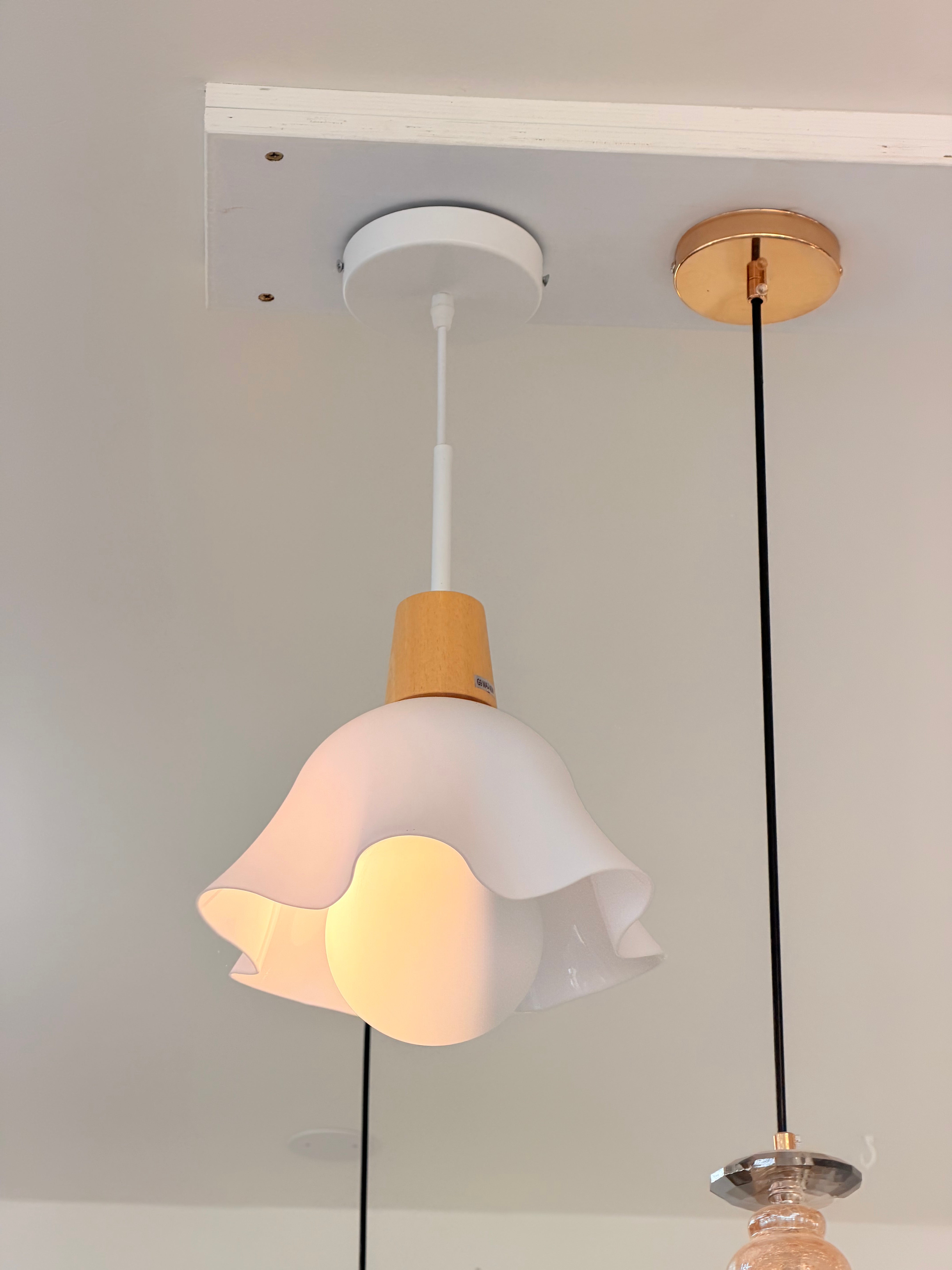 ثريا مفرد لون ابيض