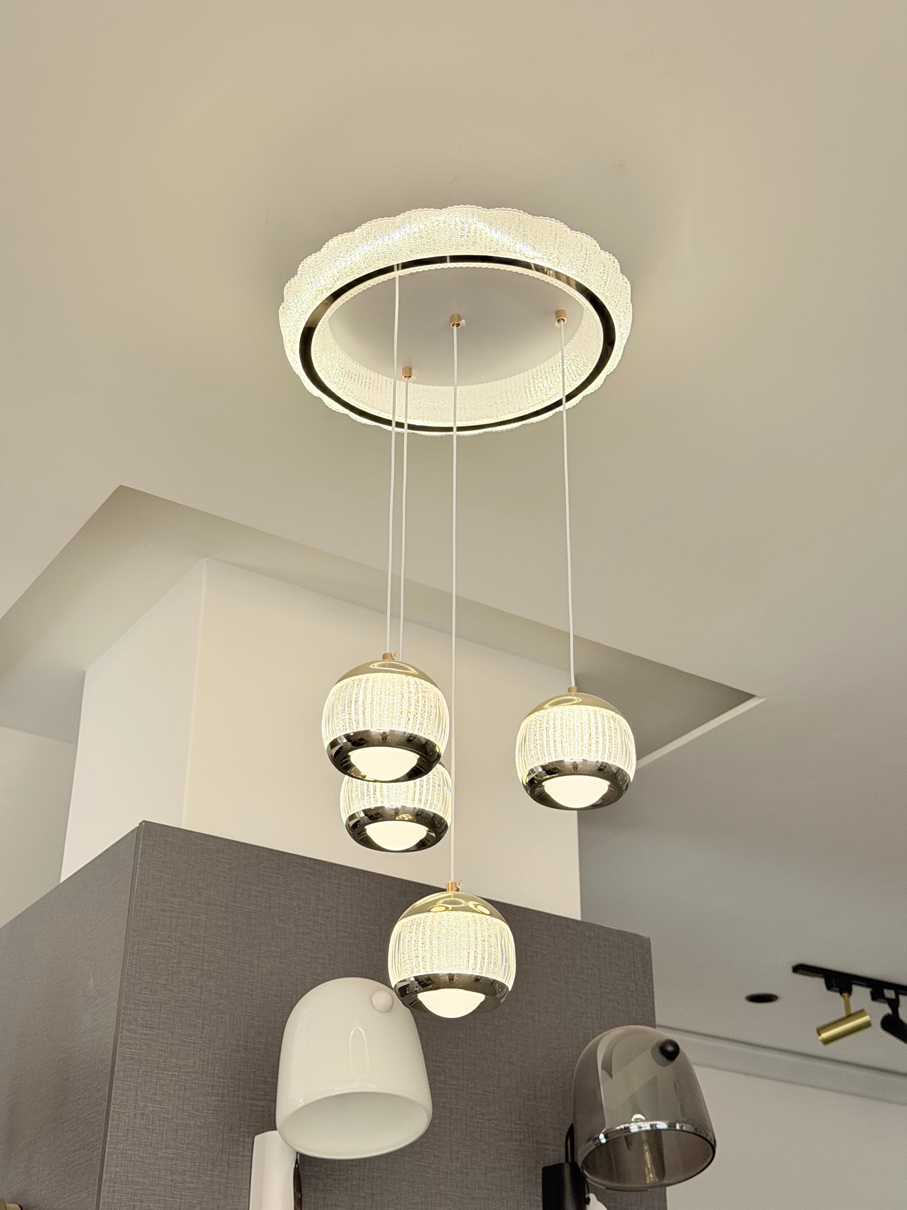 ثريا ليد أبيض