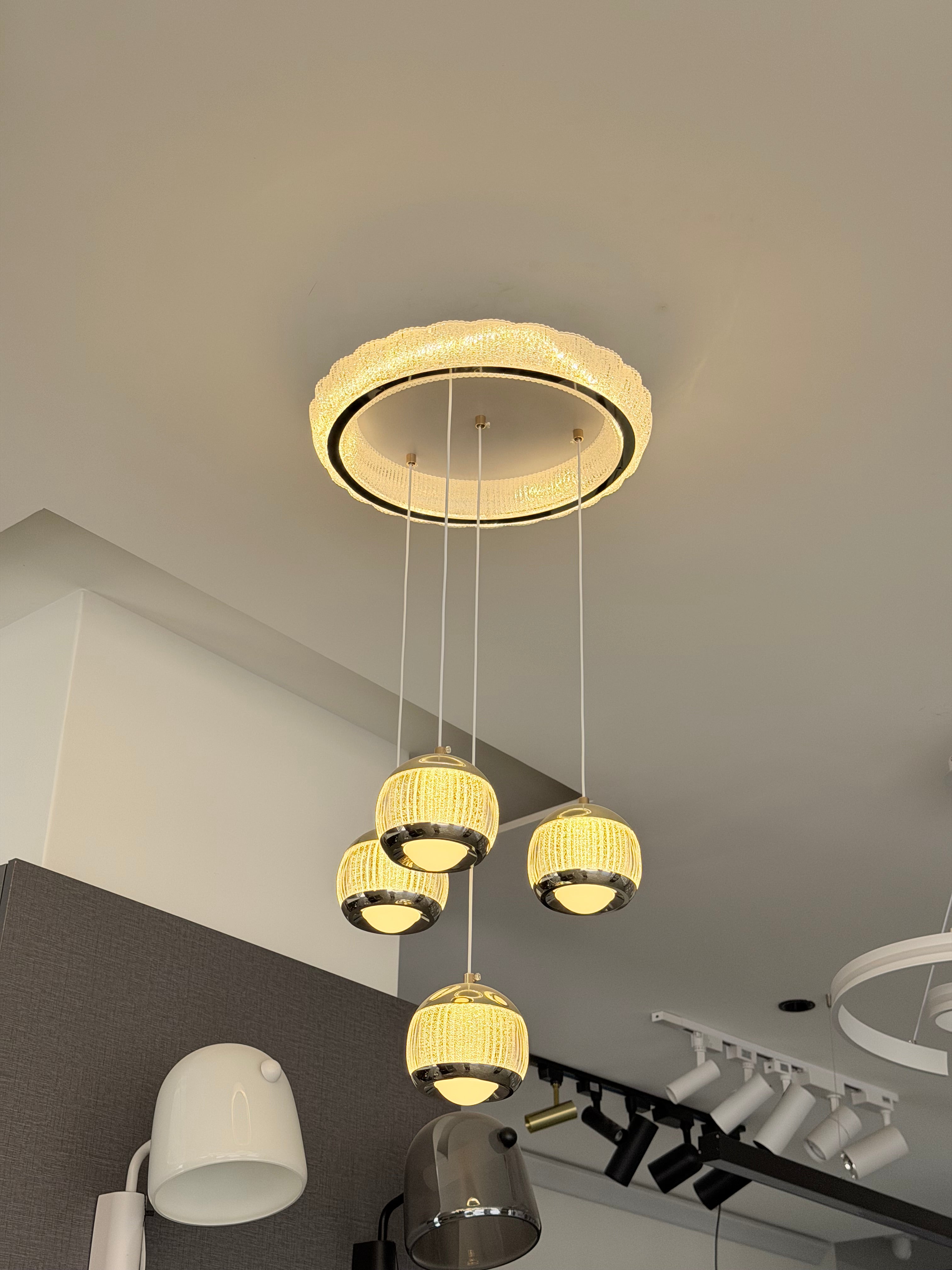 ثريا ليد أبيض