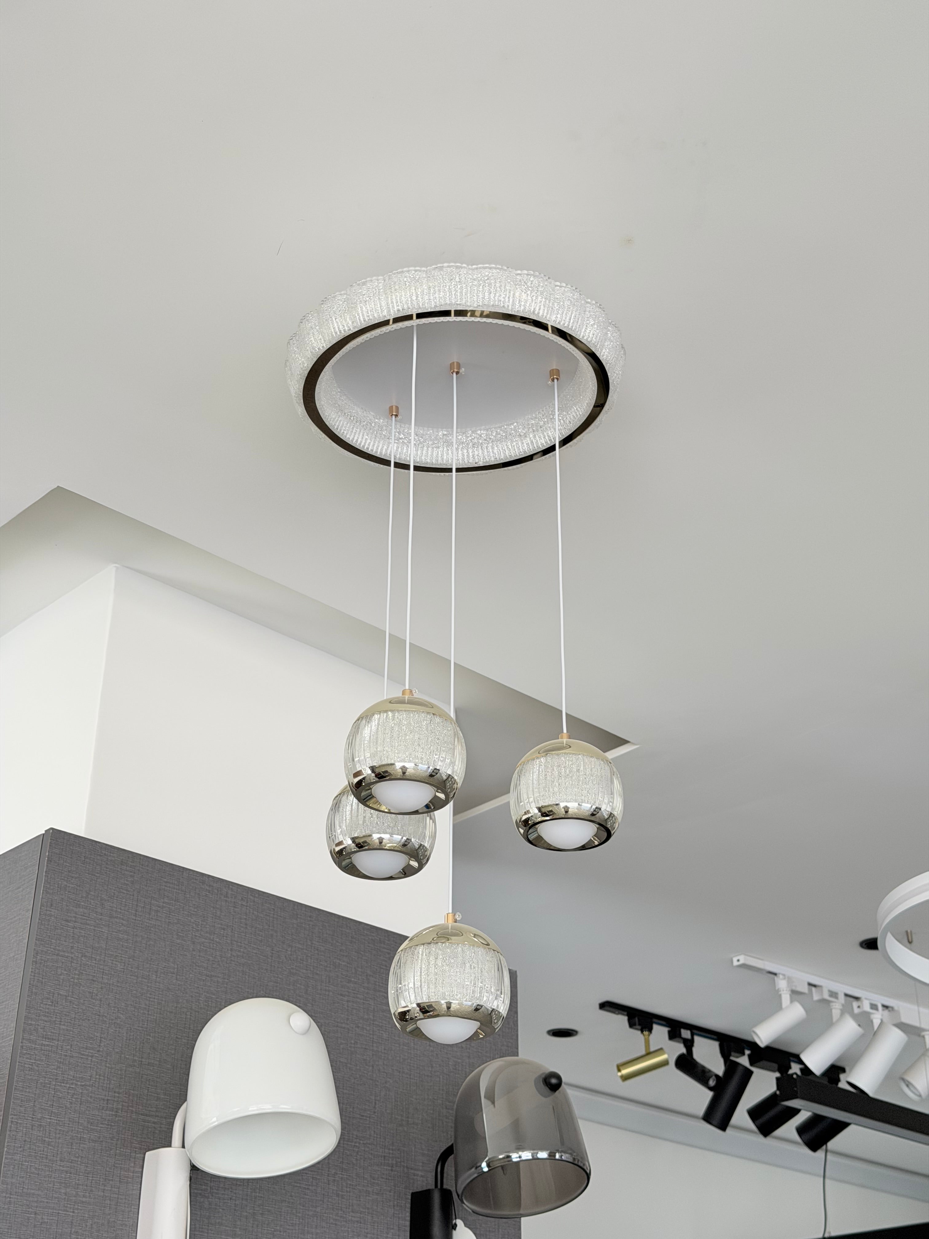 ثريا ليد أبيض