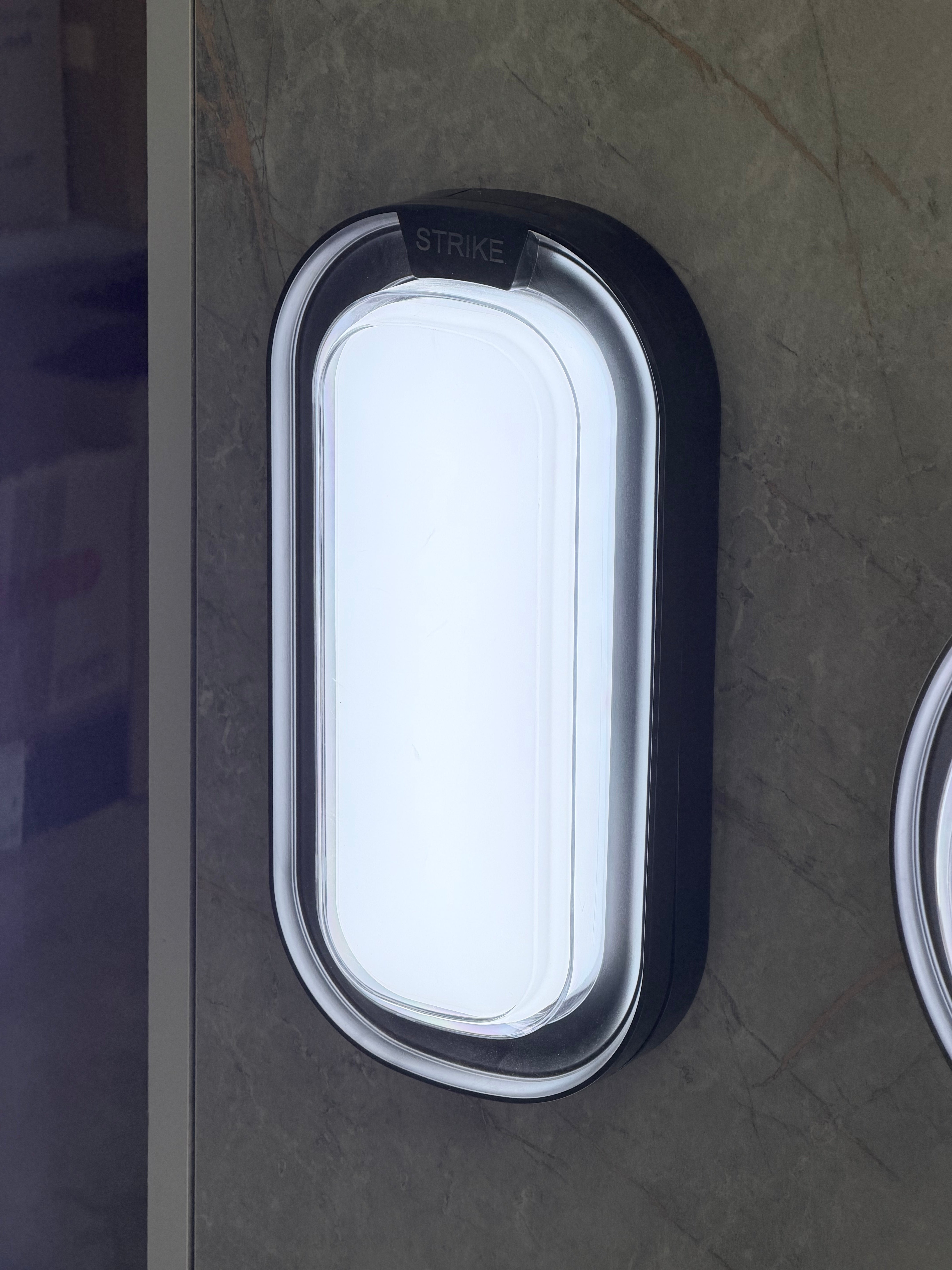 جلوب مطري(ضد المي) باطار اسود ارتفاع 25 سم