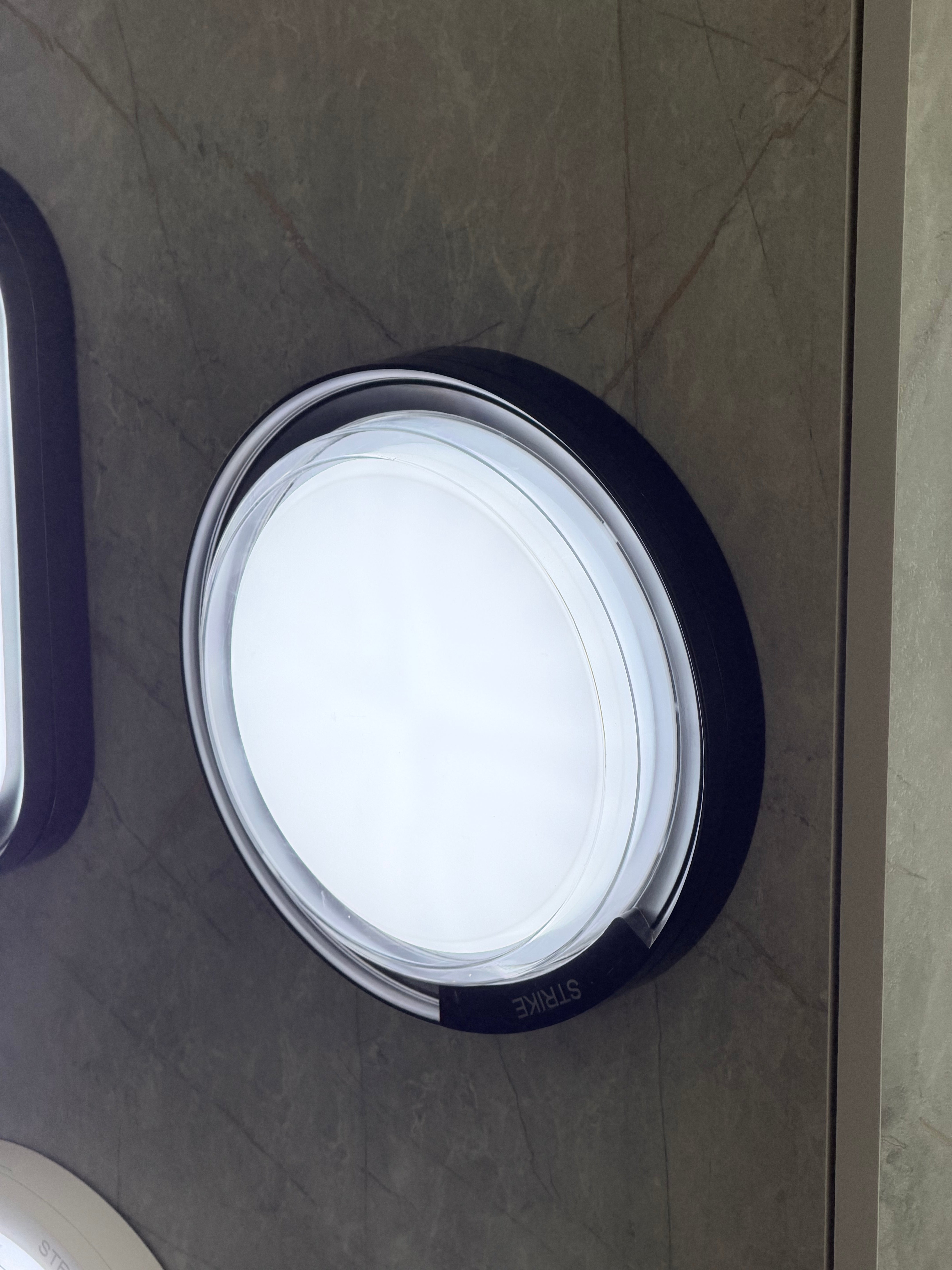 جلوب مطري(ضد المي) باطار اسود قد 20 سم