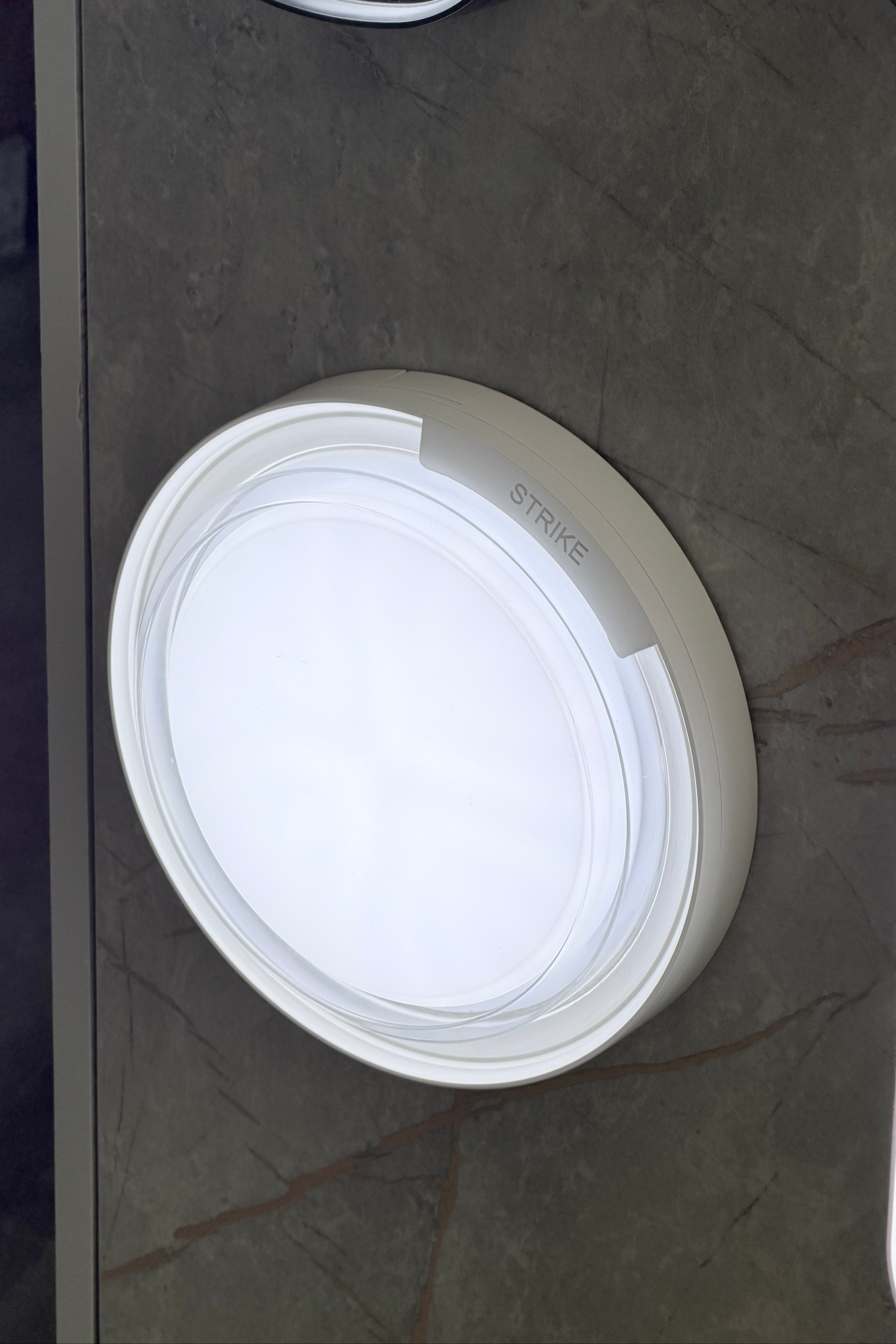 جلوب مطري(ضد المي) باطار أبيض قطر 20 سم