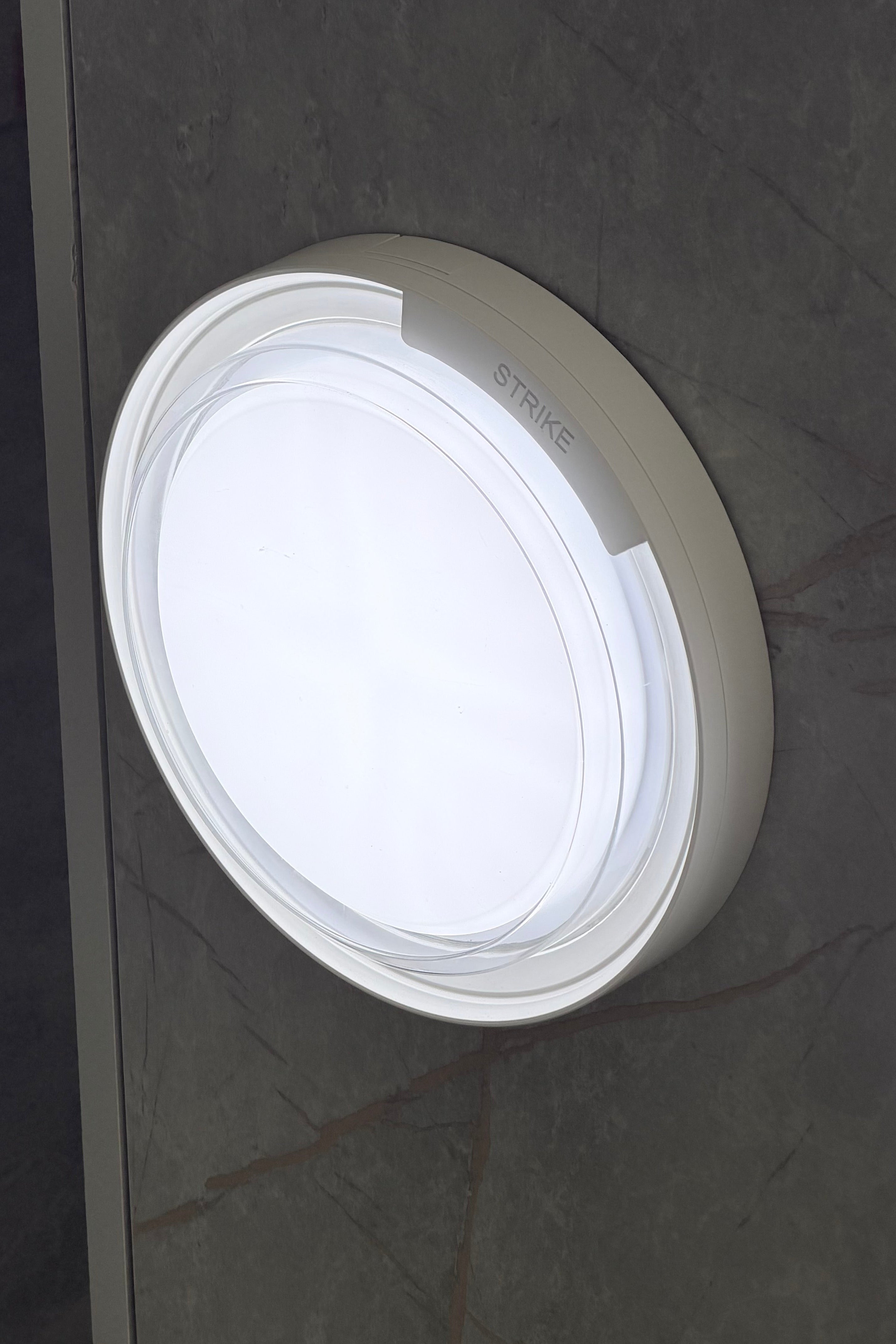 جلوب مطري(ضد المي) باطار أبيض قطر 20 سم