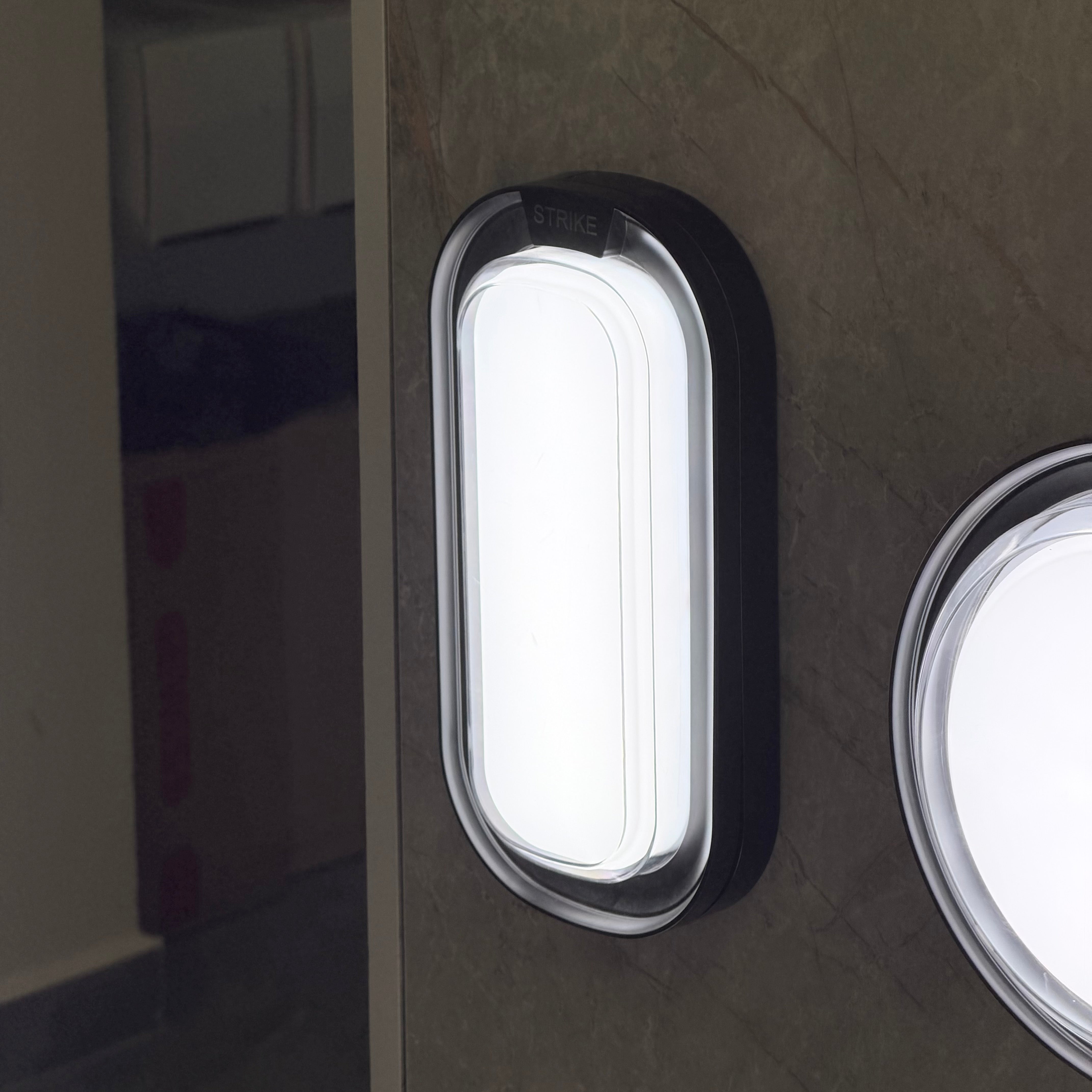 جلوب مطري(ضد المي) باطار اسود ارتفاع 25 سم