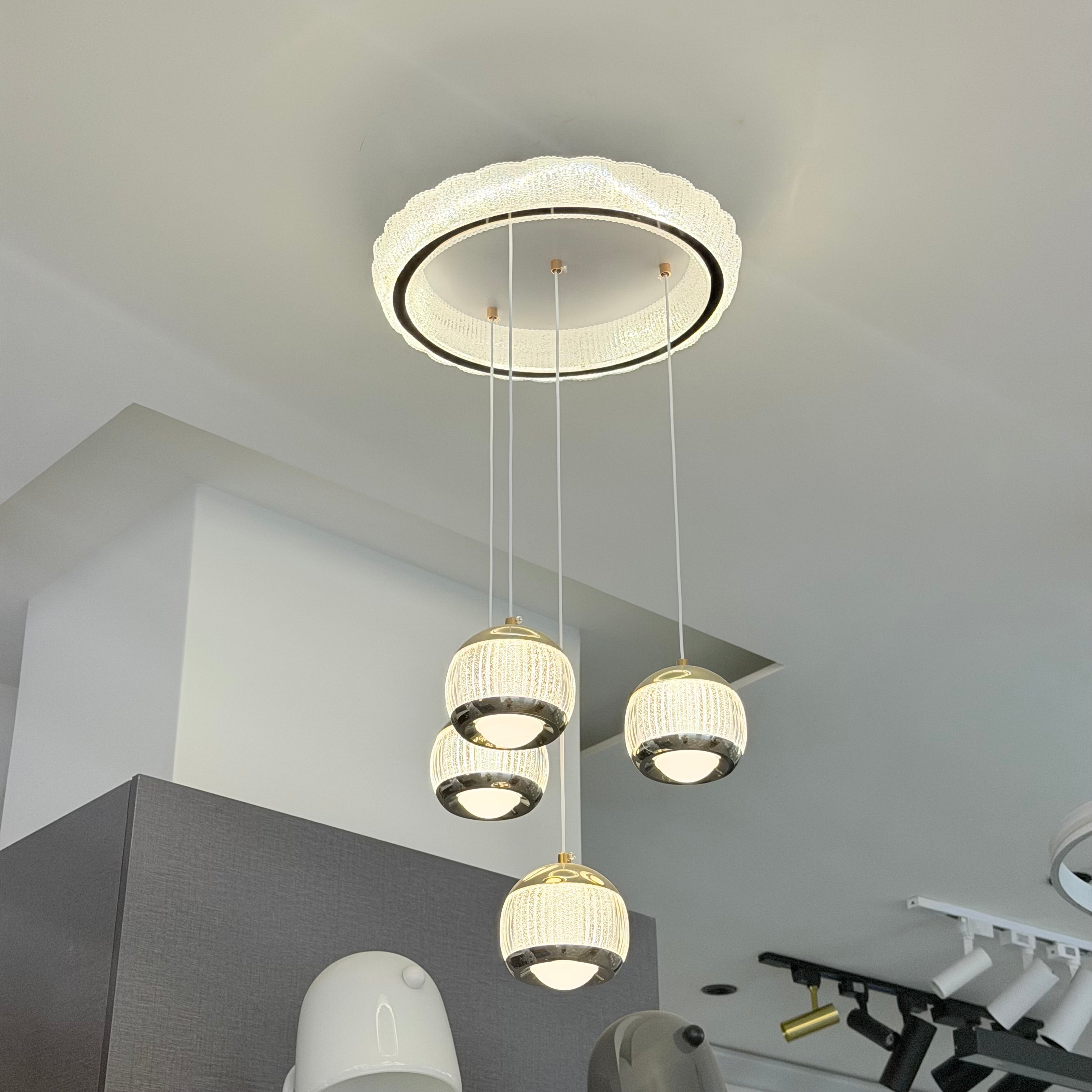 ثريا ليد أبيض