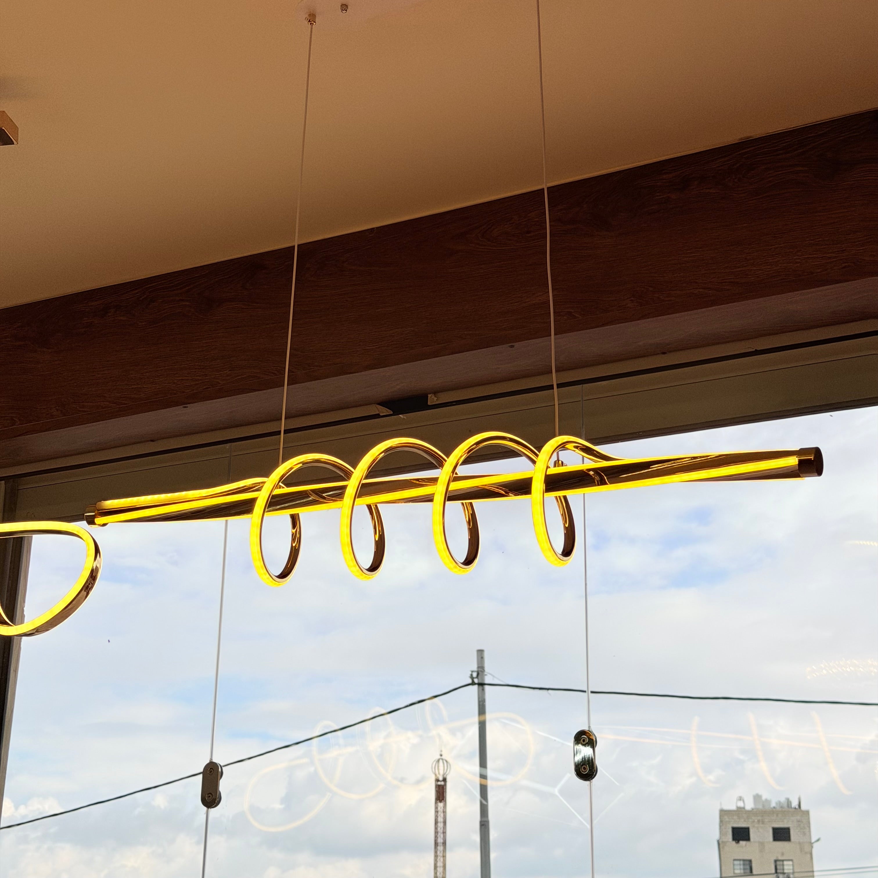 ثريا بار ذهبي ليد