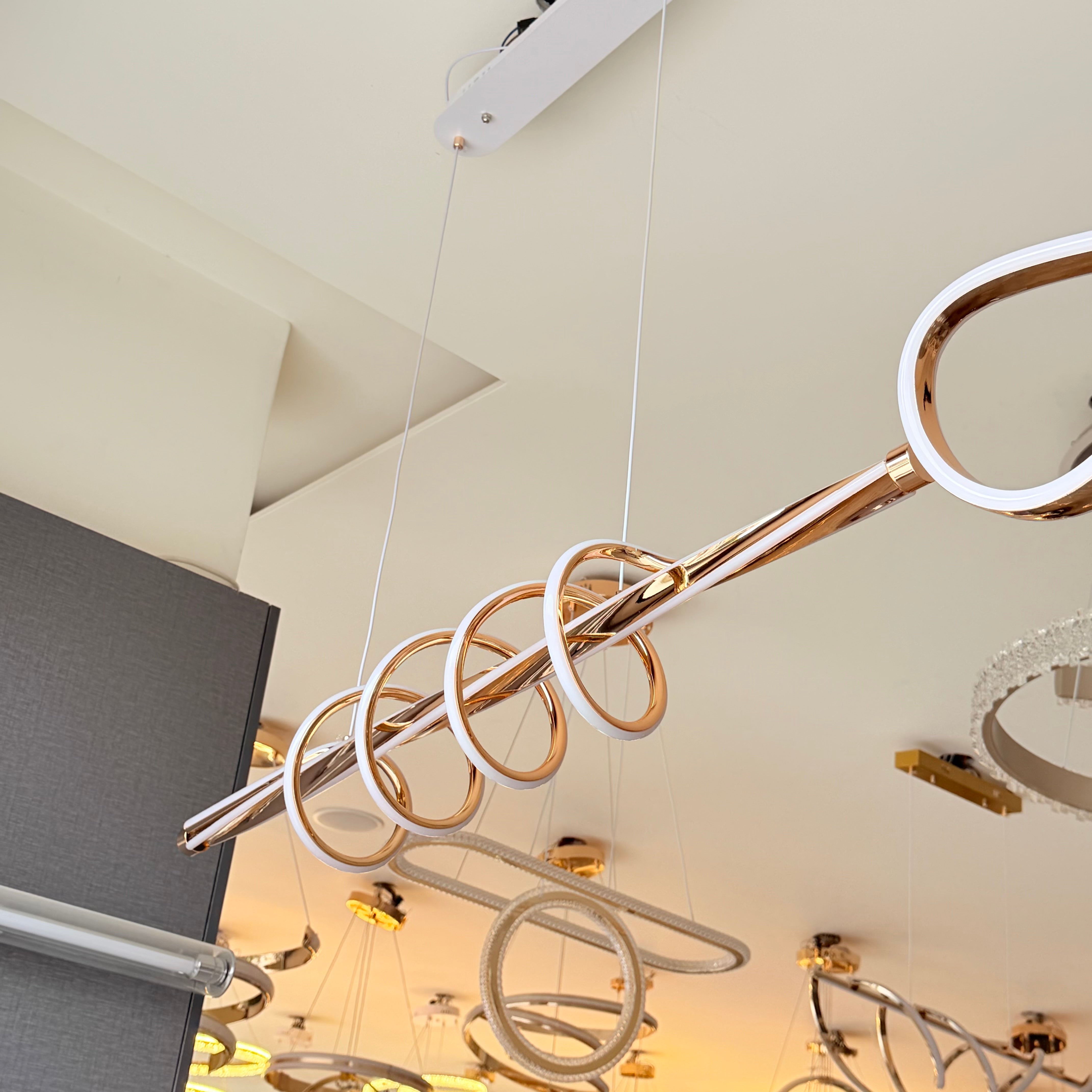 ثريا بار ذهبي ليد