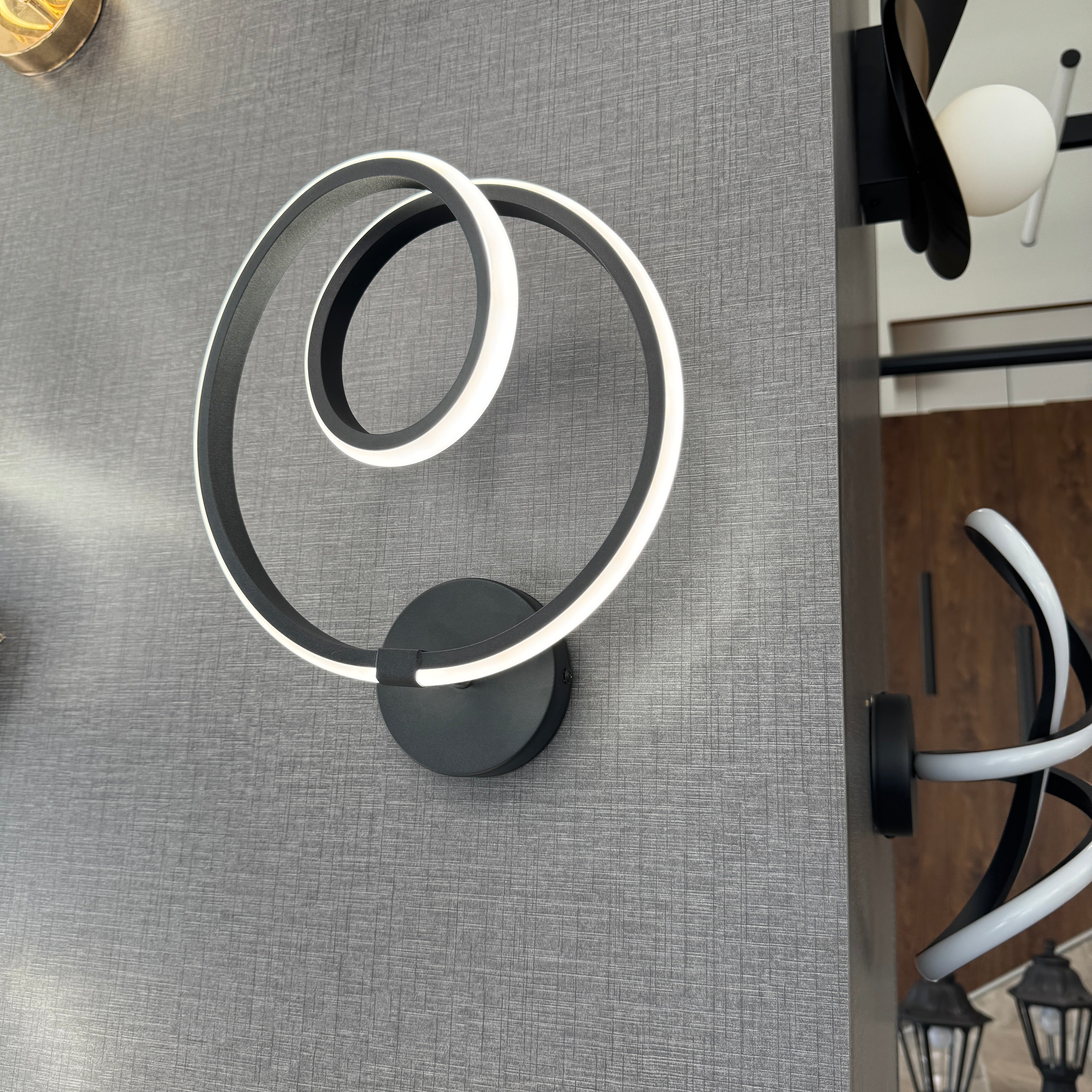ثريا جدارية ليد اسود