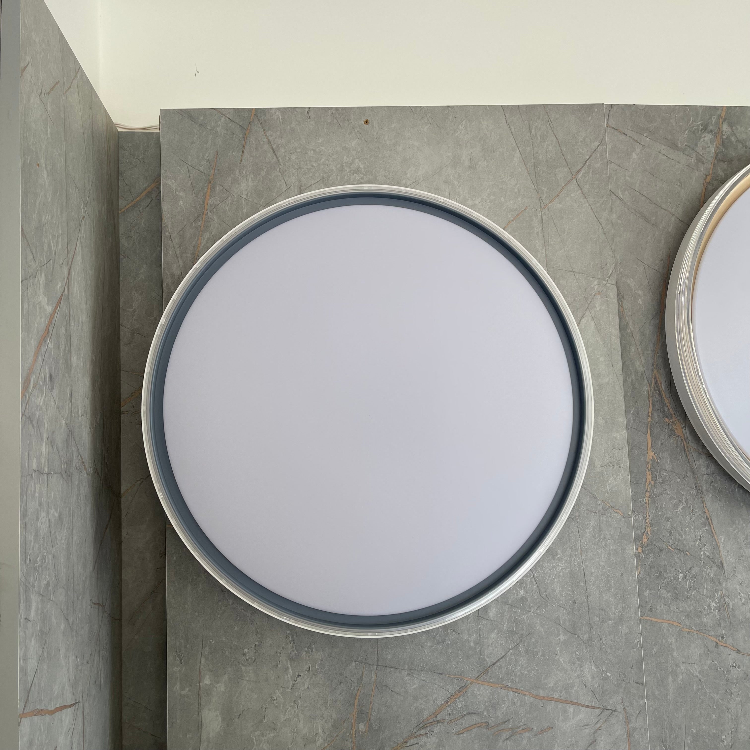 جلوب ثلاث ألوان 72 واط