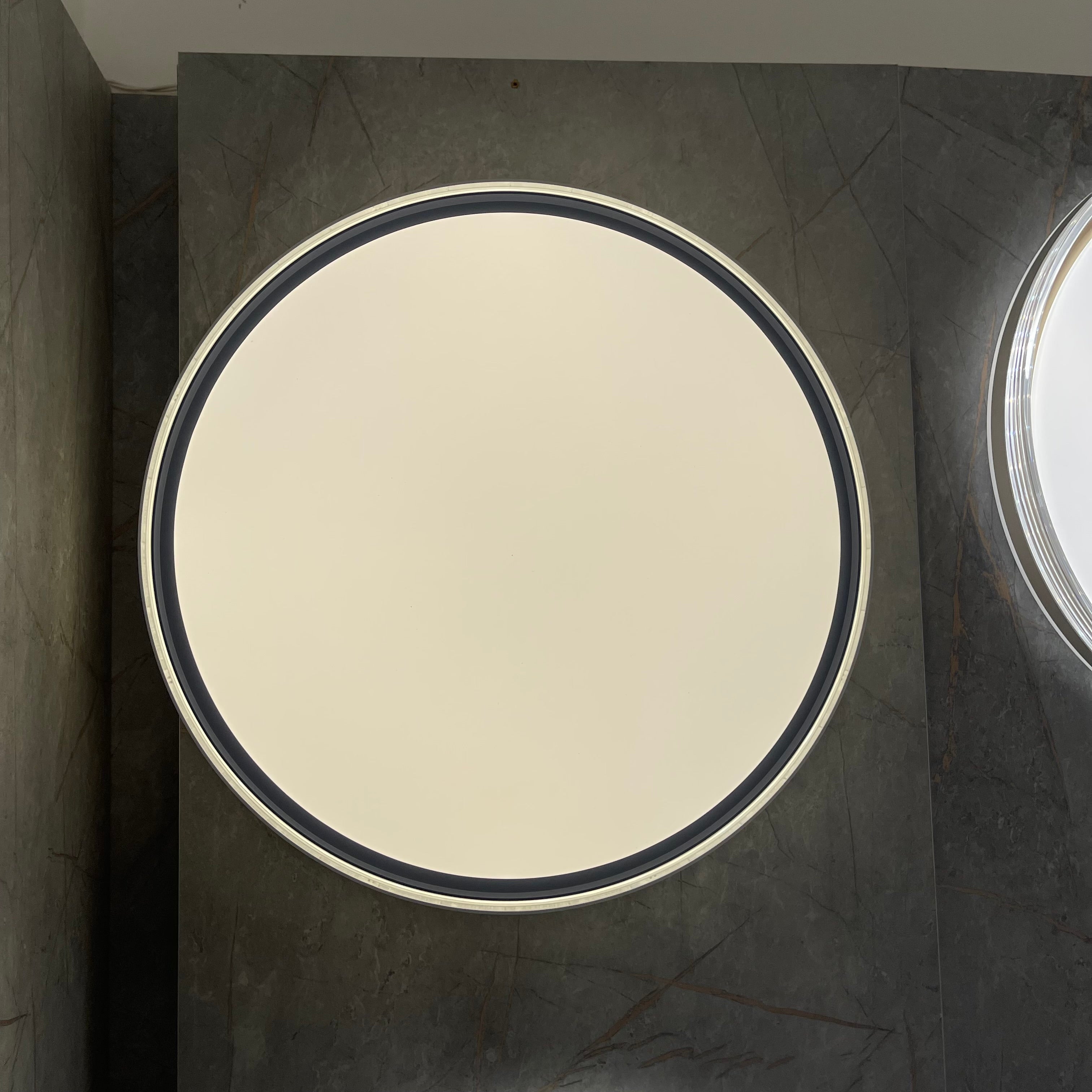 جلوب ثلاث ألوان 72 واط